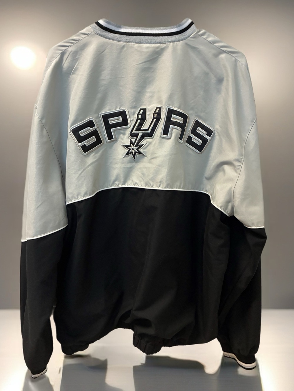 San Antonio Spurs NBA Men’s Size XL Two-Tone Black & White Pullover Windbreaker